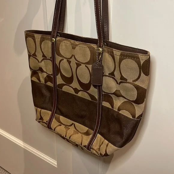 Coach Logo Handbag - Picture 3 of 8